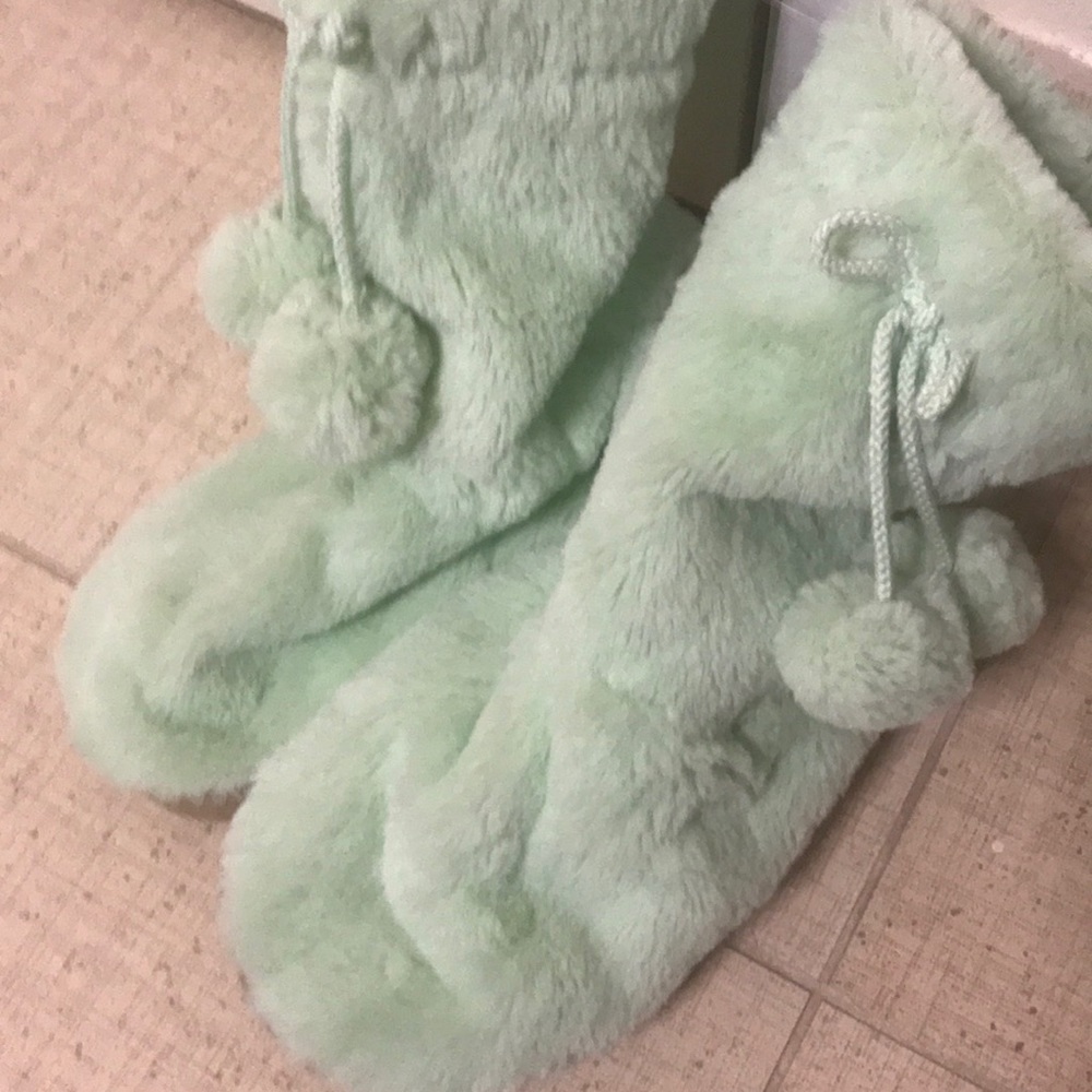 New Mint slippers with snowballs size 5/6 small size - Picture 3 of 8